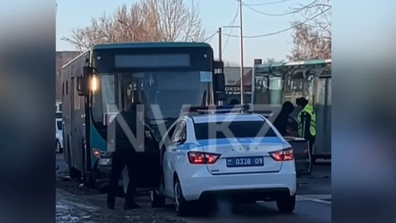 Қарағандыда екі жеңіл көлік пен автобус соқтығысып, бір адам ауруханаға түсті (ВИДЕО)