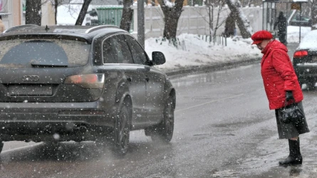 Жаңаөзенде жүргізуші жаяу жүргіншіге лай шашып өткені үшін 86 500 теңге айыппұл арқалады