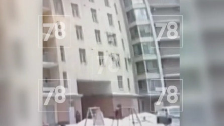 Аула сыпырушы жетінші қабаттан құлаған баланы құтқарып қалды (ВИДЕО)