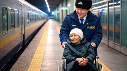 На вокзалах Казахстана внедрена новая услуга сопровождения пассажиров с инвалидностью