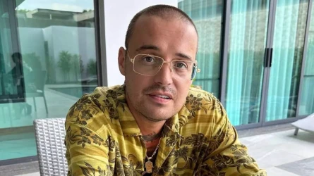 Ресейде рэпер моншада ер адамды соққыға жығып, iPhone алған