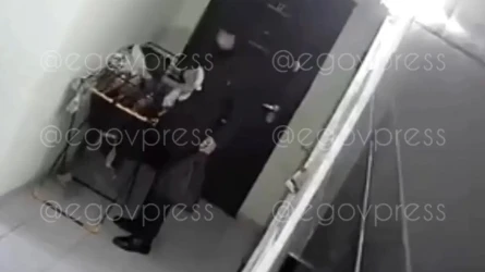 Ақтауда подъезде әйелдер ішкиімін ұрлаған ер адам камераға түсіп қалды (ВИДЕО)