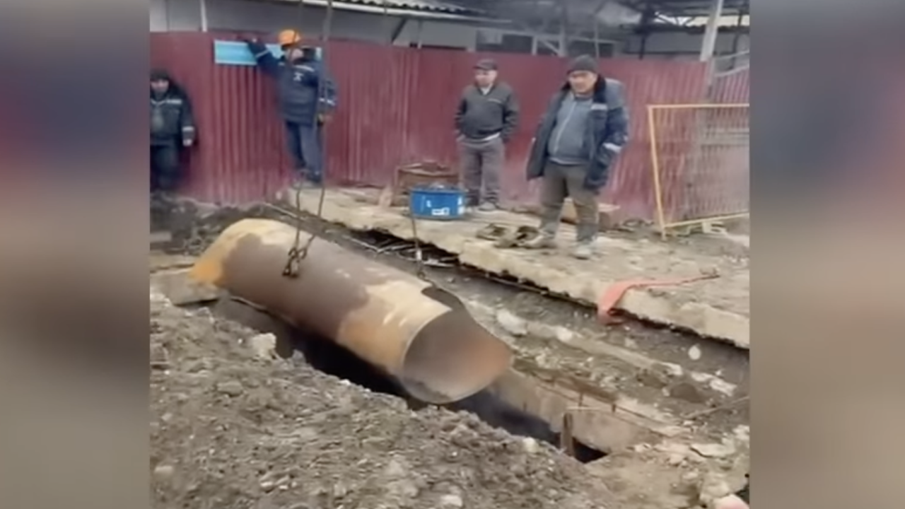 Алматыда жылу құбыры жарылып, қайнаған судан төрт адам күйік алды (ВИДЕО)