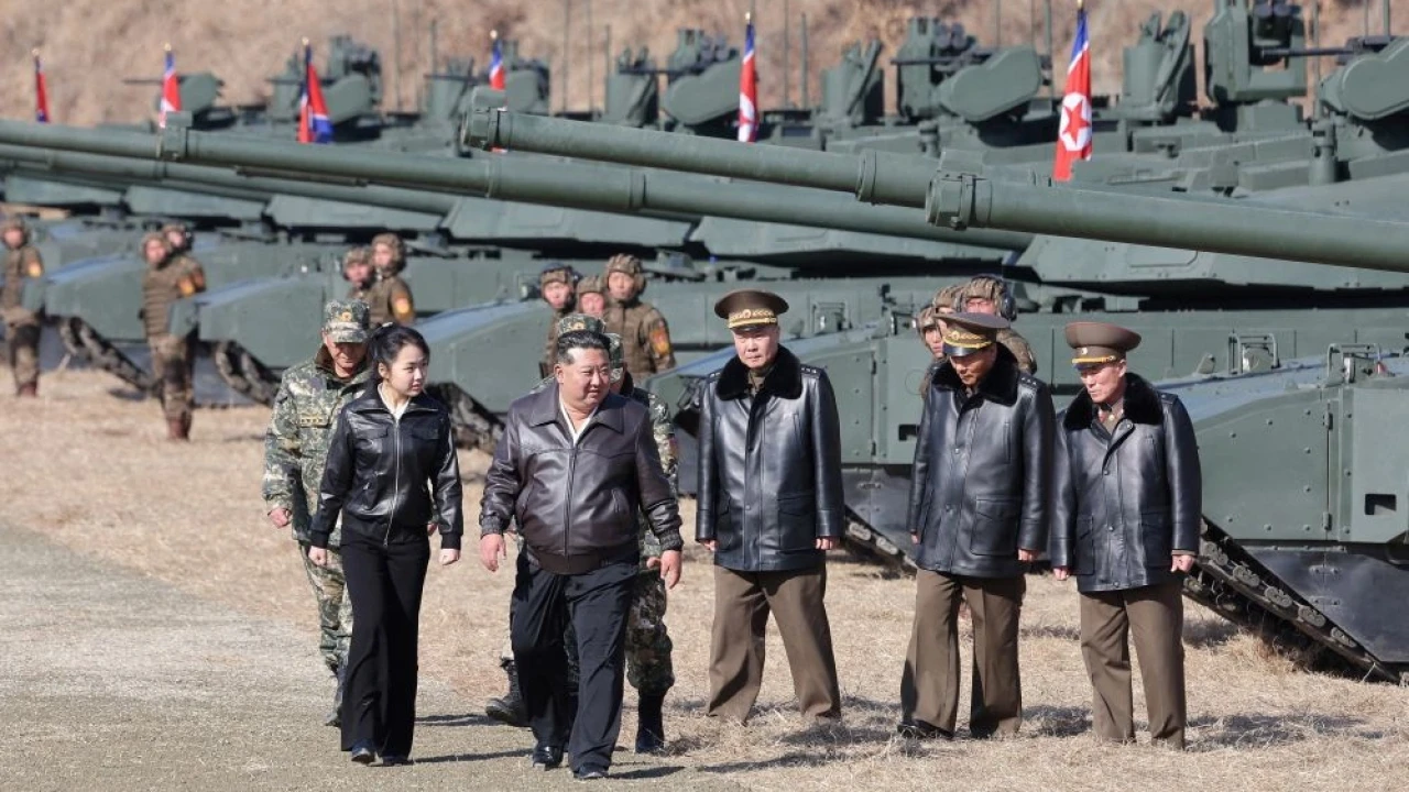Ким Чен Ын прокатился на новом танке вместе с дочерью.