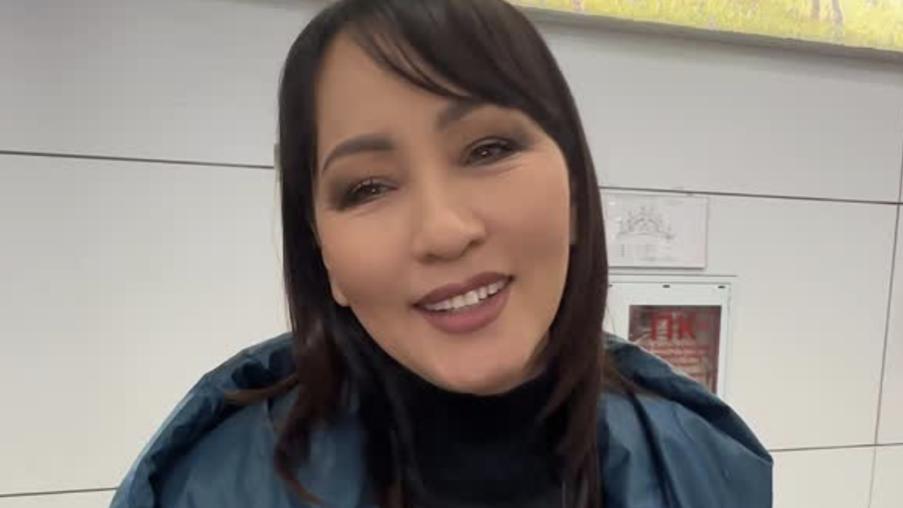 Айгүл Иманбаева ауызашарға су бермегені үшін ұшақта дау шығарды