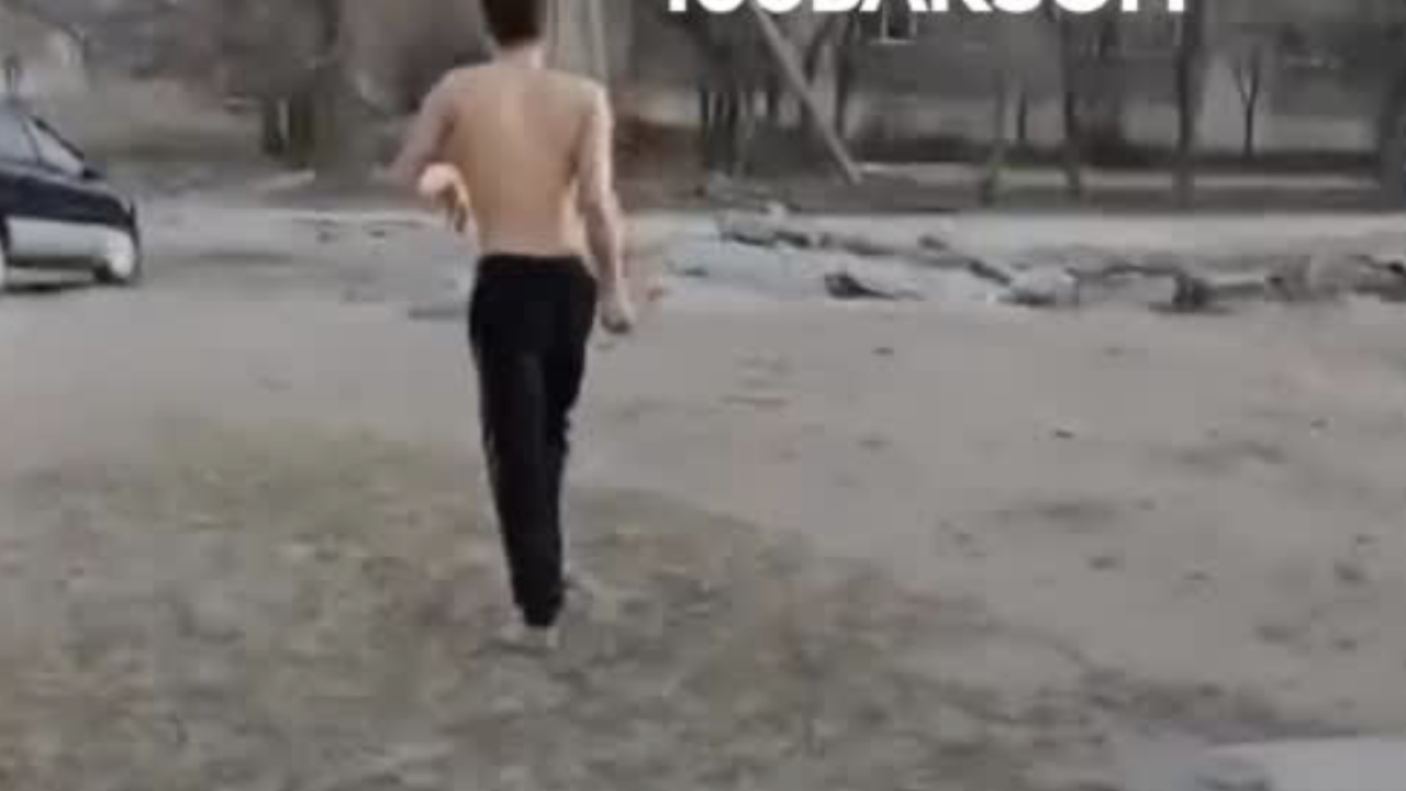 Қонаевта балалардың жанында әдепсіз әрекет жасаған ер адам жауапқа тартылды (ВИДЕО)