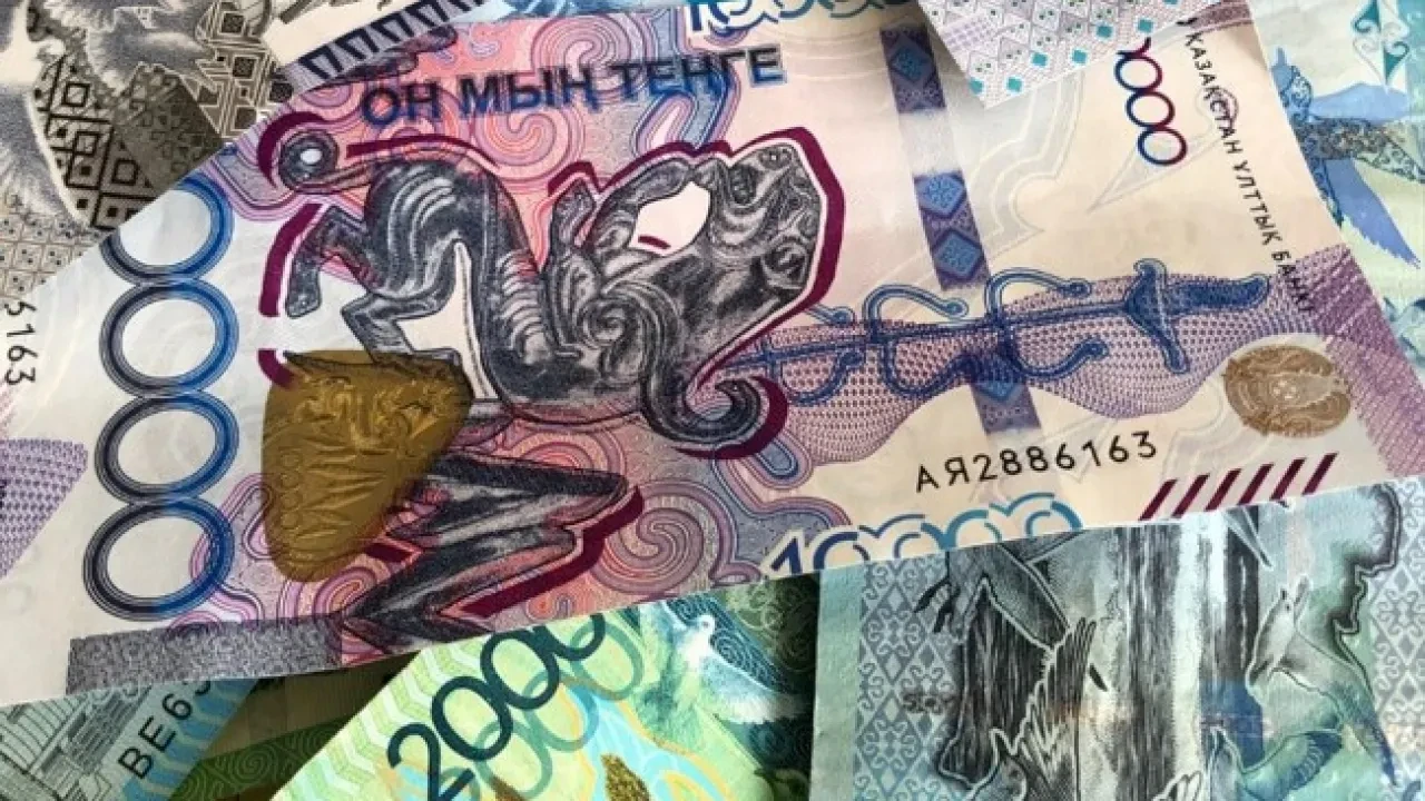 Тенге держит удар: нефть растёт, доллар около 497 — чего ждать дальше