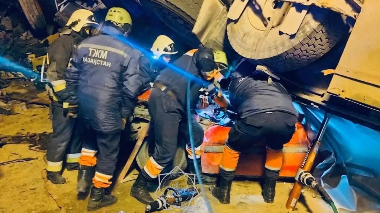 Жетісудағы ірі апаттан кейін жүргізуші көлікте қысылып қалған