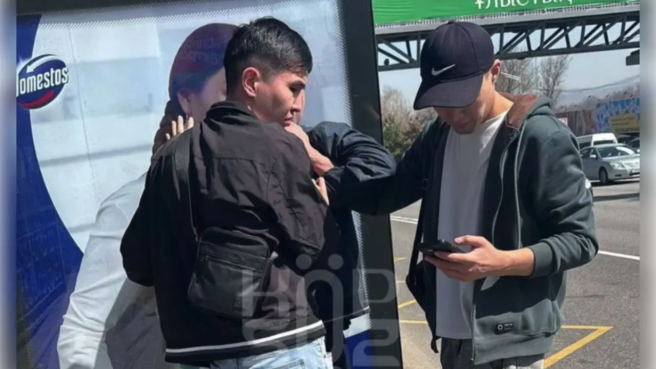 «Сүйіп алмақ болды»: Алматыда автобуста қызға шабуыл жасаған ер адам ұсталды (ВИДЕО)