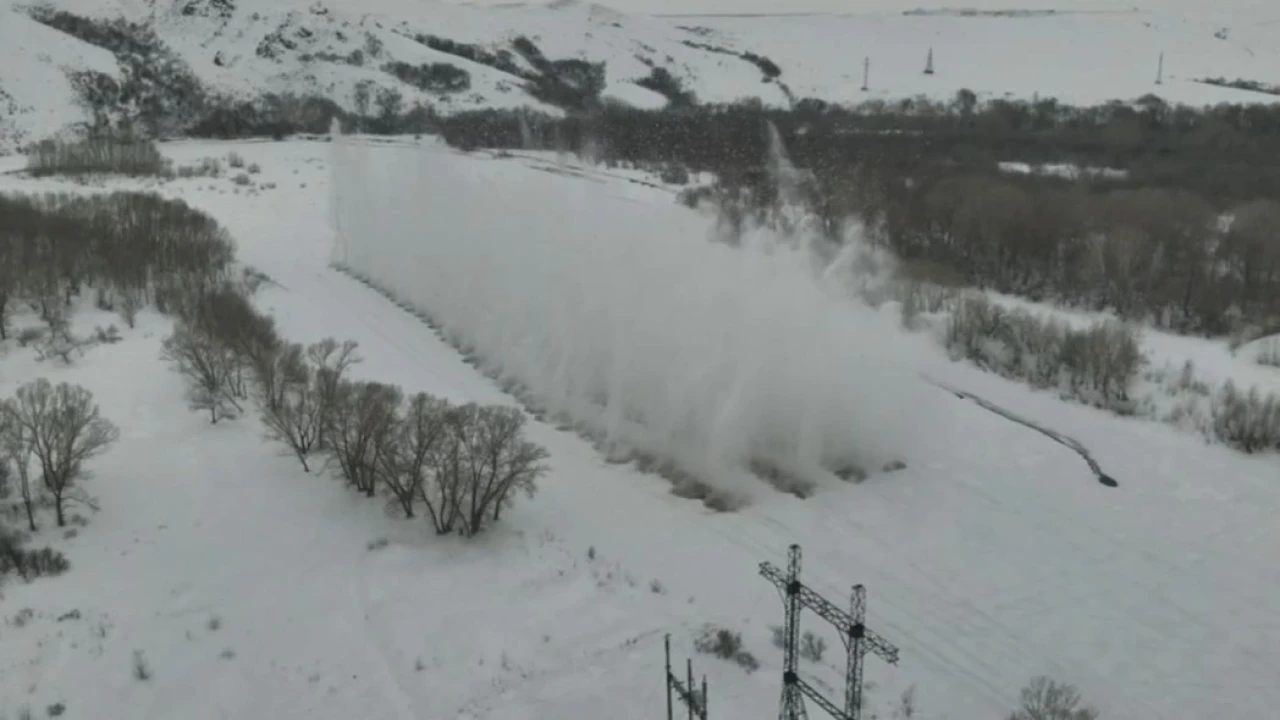 ШҚО-да тасқын алдында өзен мұзын жарып жатыр