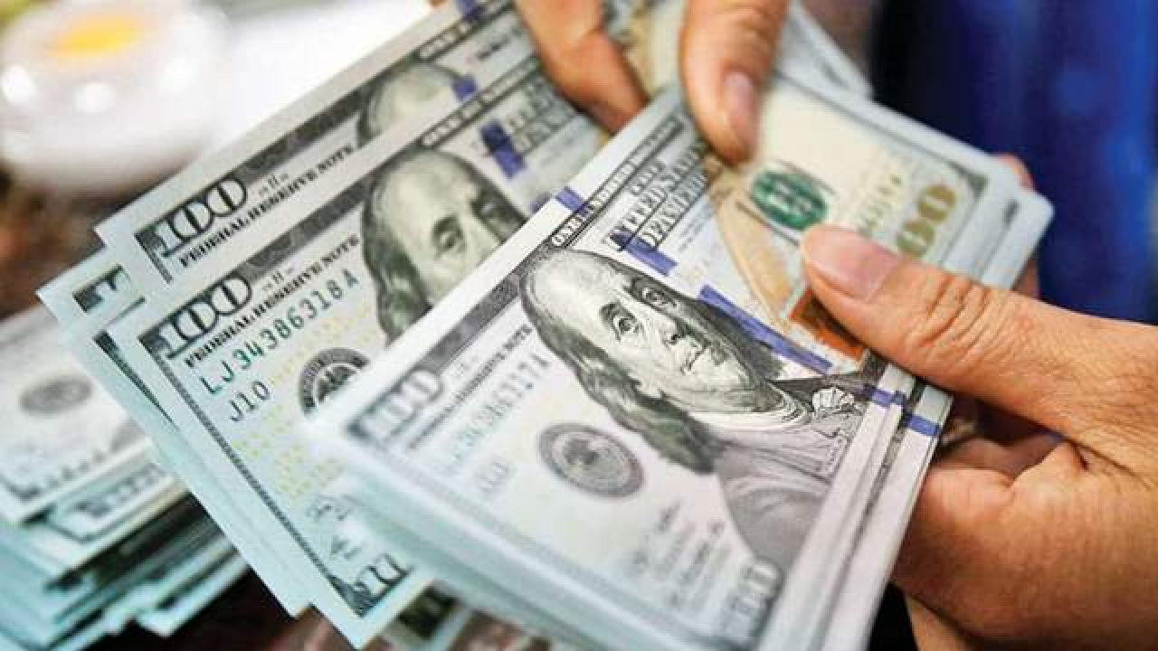 Курс доллара США 31 марта снизился почти на 3 тенге