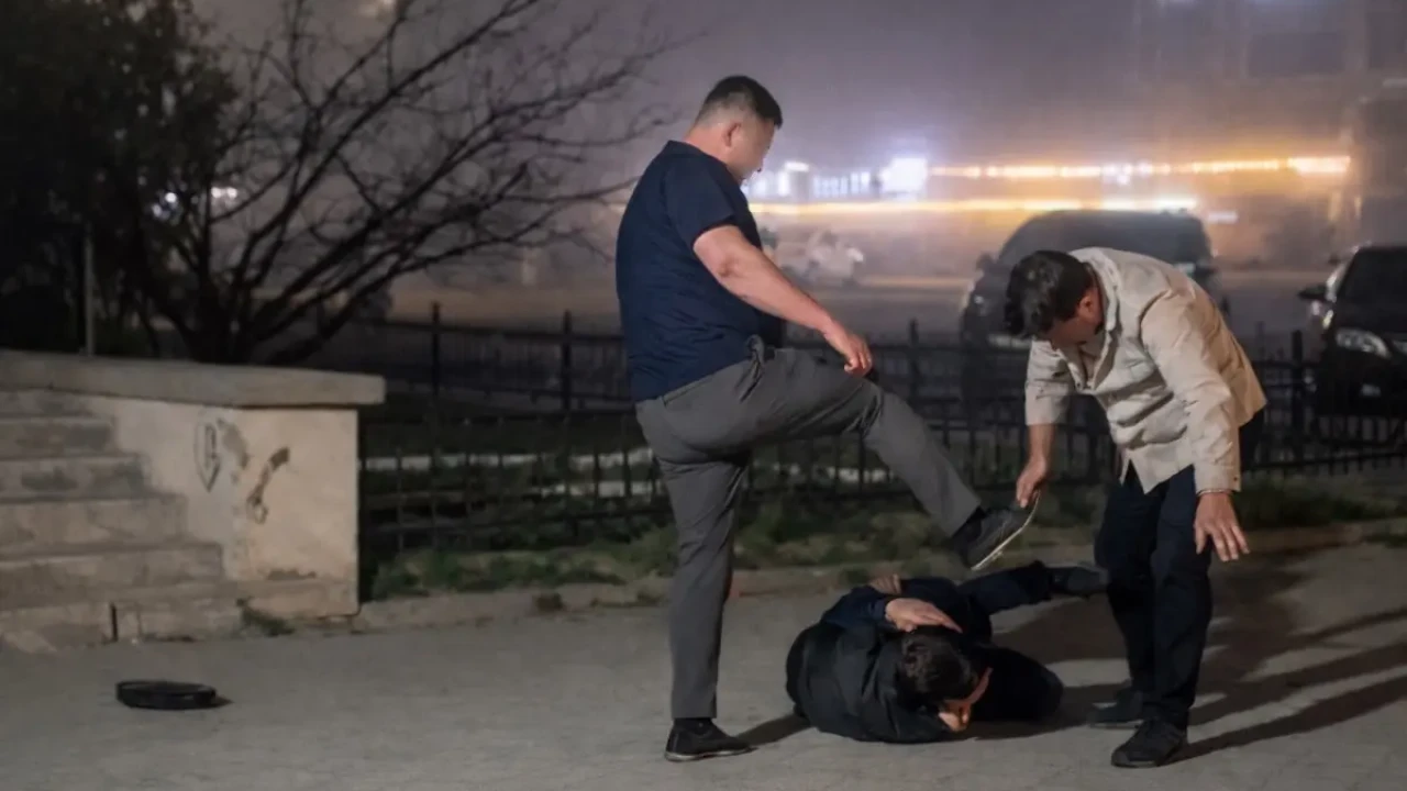 «Басынан теуіп жатыр»: Ақтаудағы қатыгез төбелес видеоға түсіп қалды (ВИДЕО)