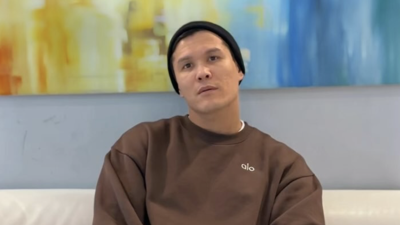 «Ішімнен теуіп, шашымнан сүйреді»: Данияр Елеусіновтің жұбайына екі әйелді ұрды деген айып тағылды