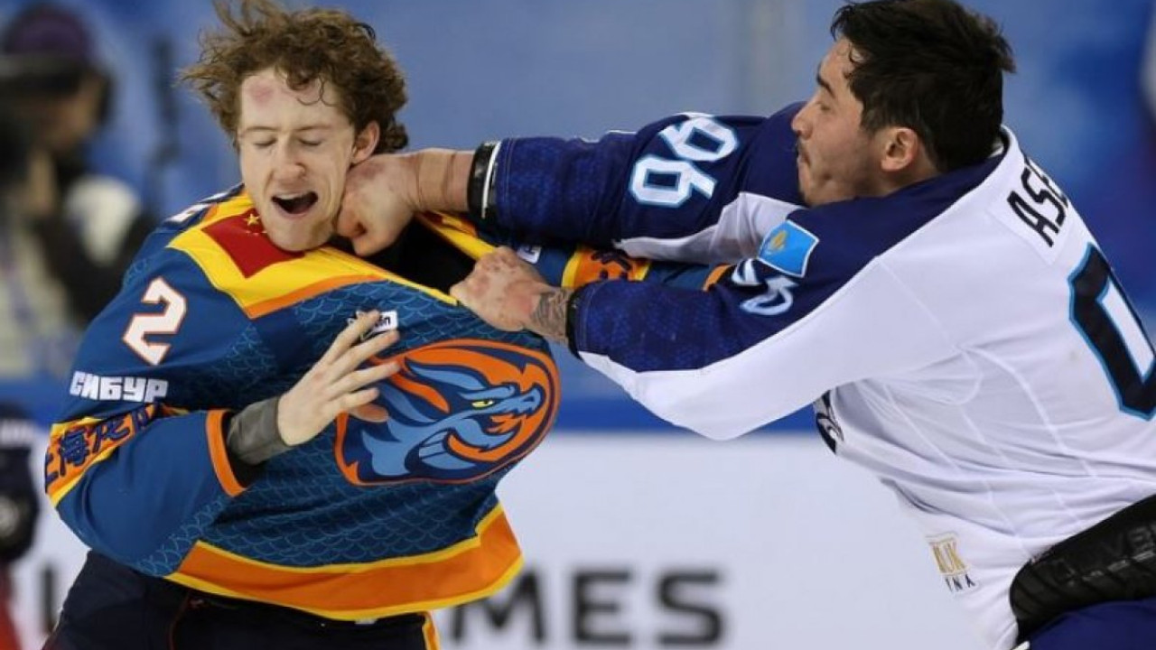 Игрок «Барыса» устроил драку на матче в Китае (ВИДЕО)