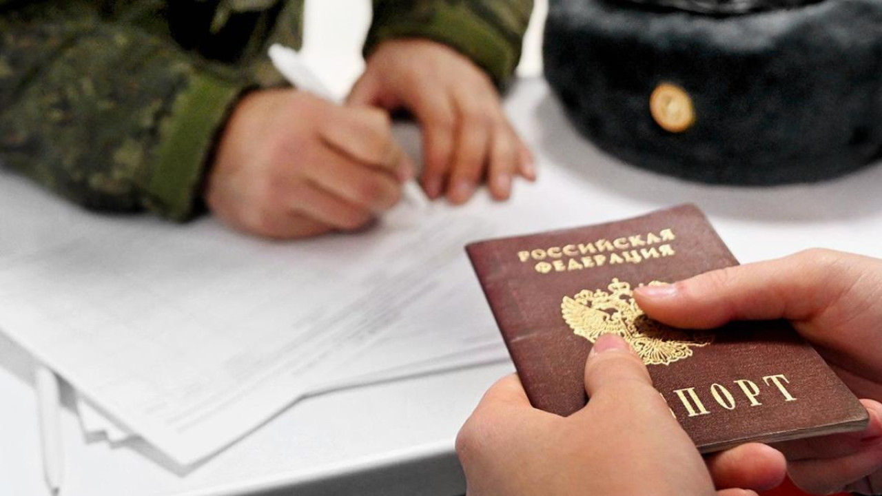 Ресейде әйел телефонындағы құпия құжаттар үшін азаматтығынан айырылды