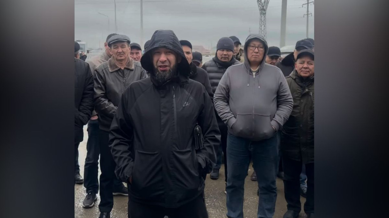 Атырауда автобус жүргізушілері уәде етілген 530 мың теңге жалақыны ала алмай жүр