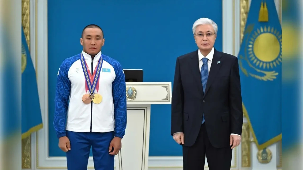 Токаев наградил чемпиона ХІV зимних Паралимпийских игр Ербола Хамитова