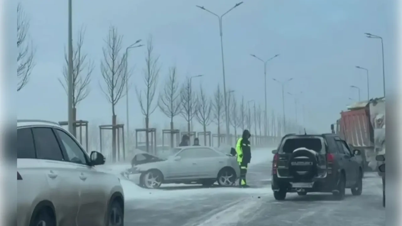 Астанадағы айналма жолда көліктер жаппай соғысты (ВИДЕО)