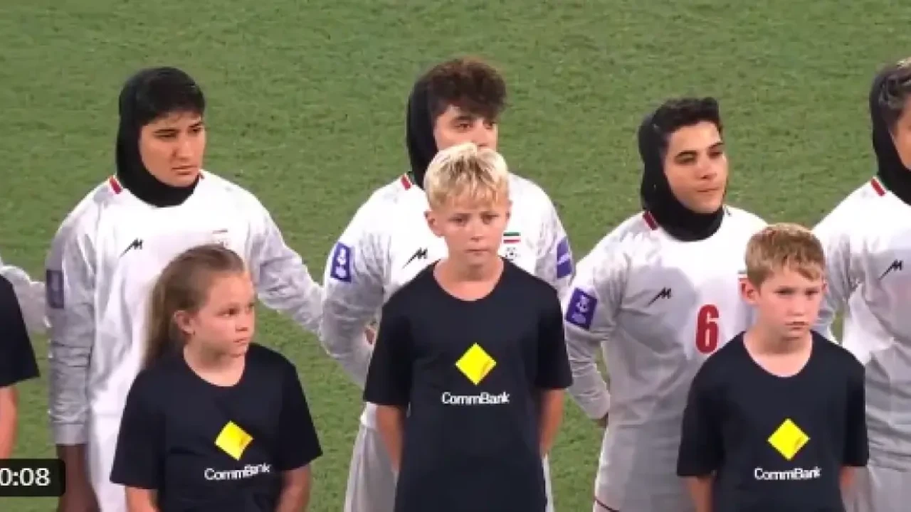 Иран футболшылары әнұран айтудан бас тартып, Аустралиядан баспана алды