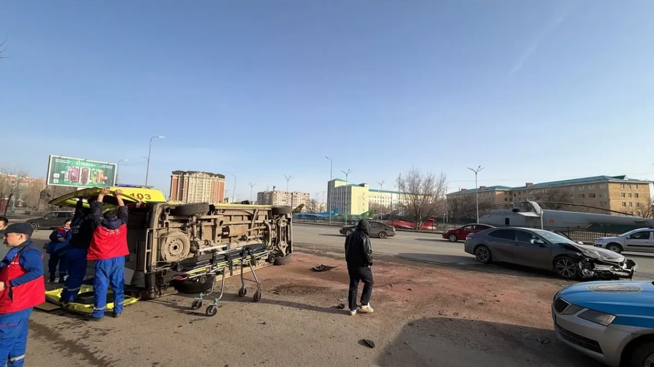 Ақтөбеде жүкті әйелді әкеле жатқан жедел жәрдем көлігі апатқа ұшырады