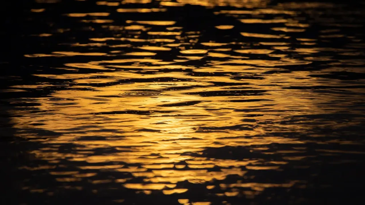 Под Костанаем улицы ушли под воду: спасатели вскрывают дороги из-за паводка