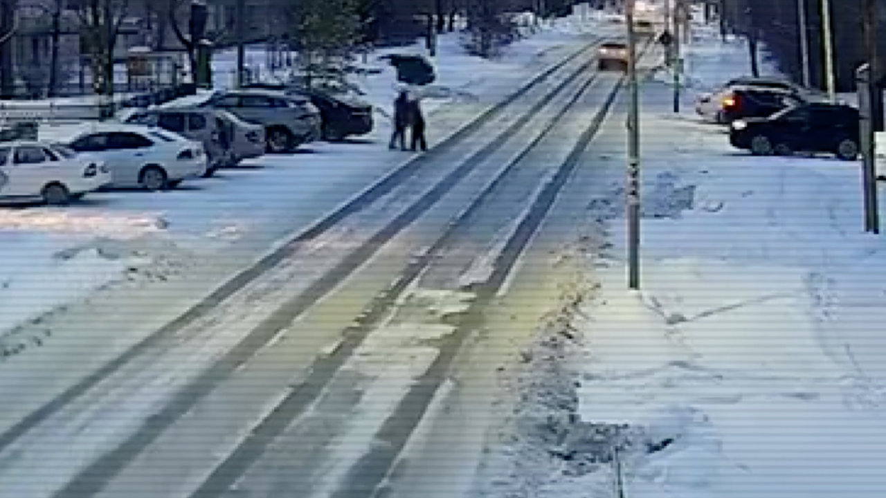 Семейде үйленген еркек жас қызды ұзақ уақыт аңдыған