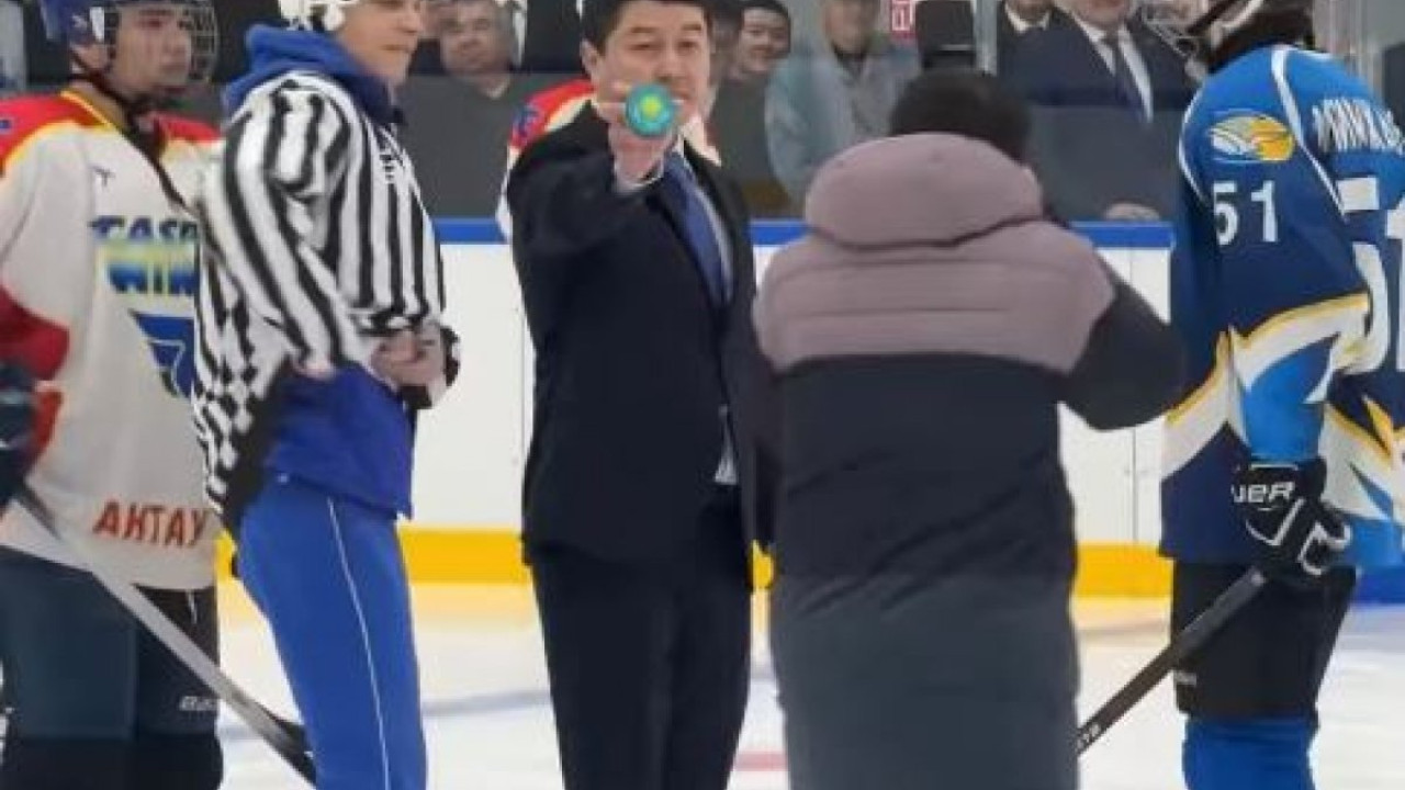 Маңғыстау әкімі хоккейшілерге ту бейнеленген шайбамен ойнауға жол бермеді