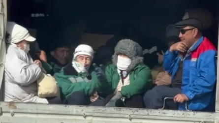 «Қорлық қой!»: Ақтауда жұмысшыларды жүк көлігінің артында тасымалдағандар сынға қалды (ВИДЕО)