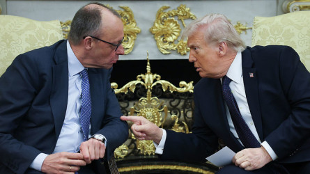 Трамп Ақ үйдегі кездесуде Германия канцлерін қалжыңдап ұрып жіберді (ВИДЕО)