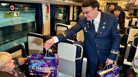 Елдегі пойыздарда 8 наурыз қарсаңында әйелдерге сыйлық таратылып жатыр