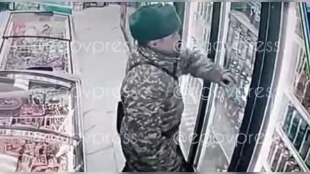 Алматыда әскери форма киген ер адам дүкеннен сыра алып кеткен (ВИДЕО)