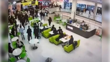 Астанадағы сауда орталығында жаппай төбелес болды (ВИДЕО)