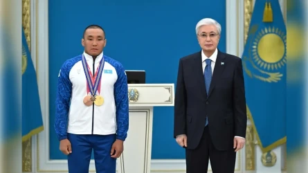 Токаев наградил чемпиона ХІV зимних Паралимпийских игр Ербола Хамитова