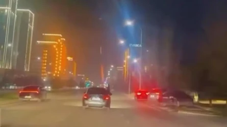 Шымкентте жігіт қозғалып келе жатқан көліктен фейерверк атқаны үшін қамалды (ВИДЕО)