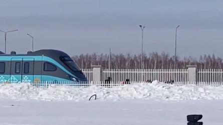 Астанада жұмысшылар LRT вагондарын арқанмен сүйреген (ВИДЕО)