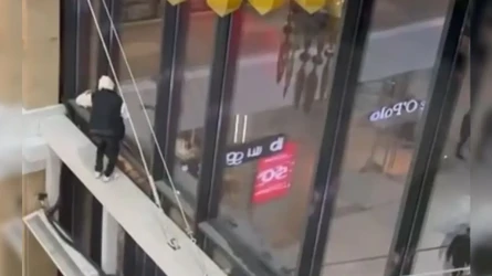 Атырауда сауда орталығында жасөспірім жоғарыдан құлап кетті (ВИДЕО)