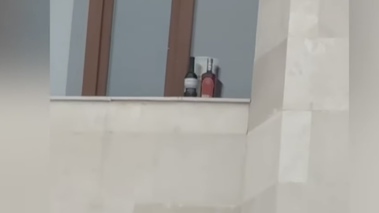 Семейдегі прокуратура қызметкерлері ішімдік бөтелкесін жасыруға тырысқан