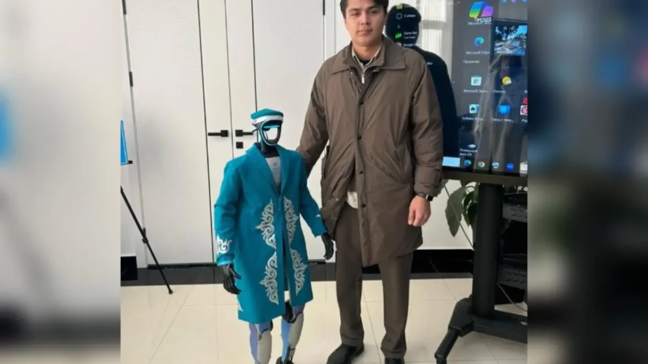 Алматы облысында референдум учаскесіне робот келді