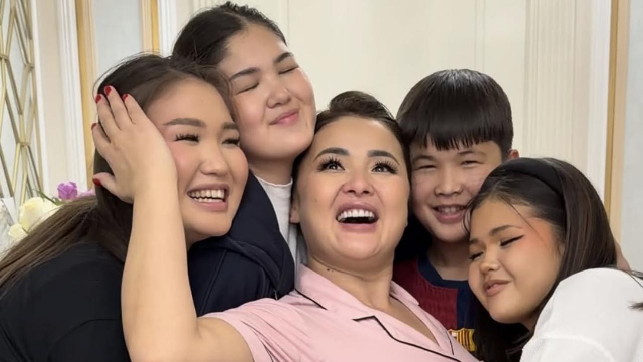 Мөлдір Мұқановаға 501 раушан гүлін сыйлады