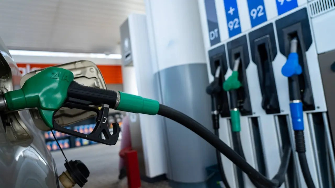 «Государство всё-таки будет вмешиваться»: как изменились цены на бензин после завершения моратория