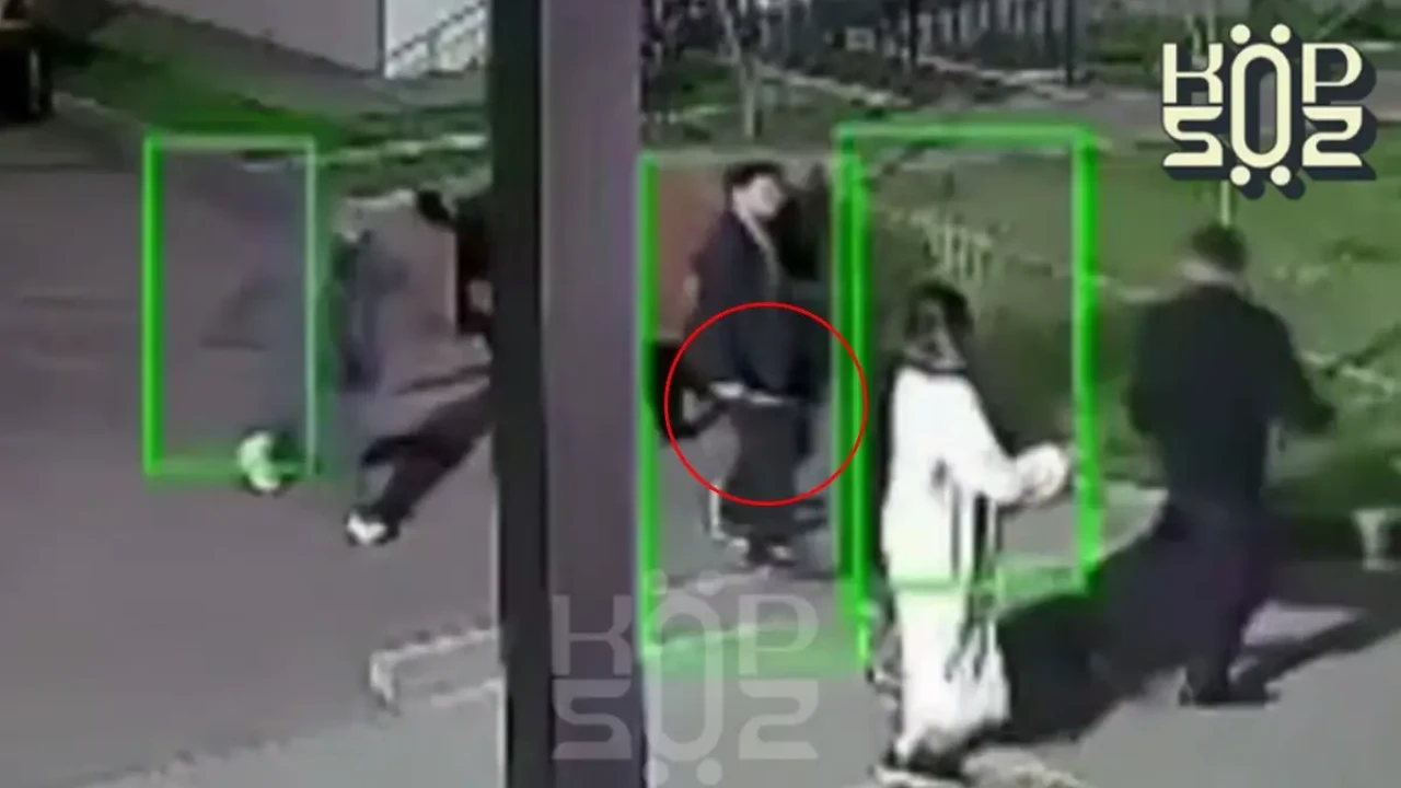 Алматыда пышақ ұстаған ер адам көшеде адамдарды қуған