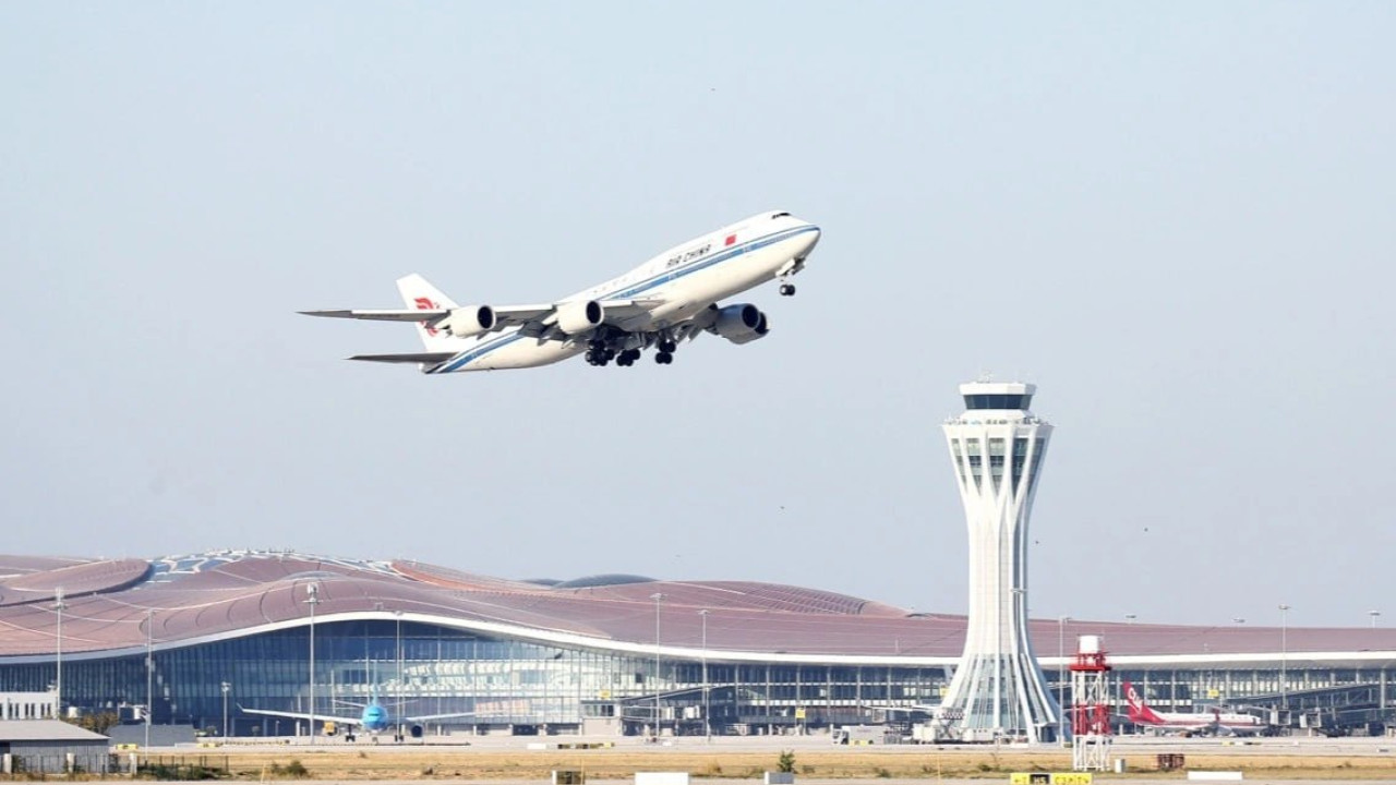 Китай массово отменяет авиарейсы накануне майских праздников