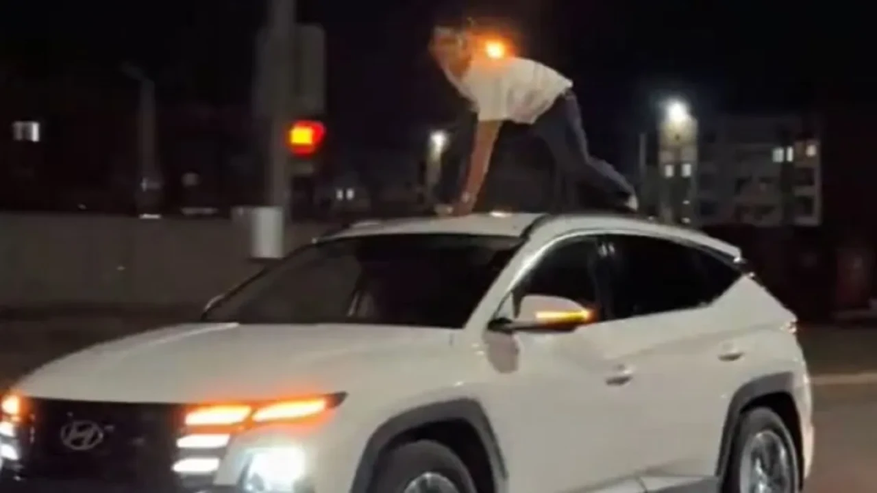 Ақтөбеде көлік төбесіне шыққан жолаушы TikTok видеосынан кейін жазаланды