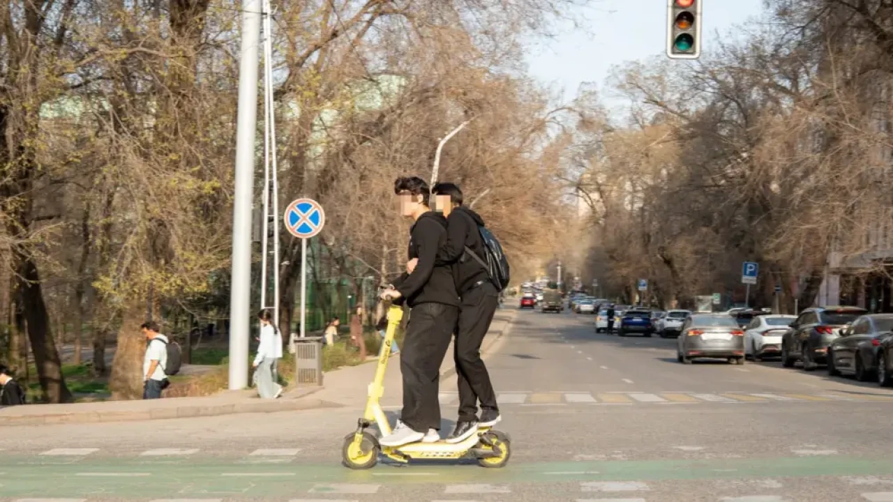 В Алматы самокатчик сбил девушку и скрылся: пострадавшую отбросило на несколько метров