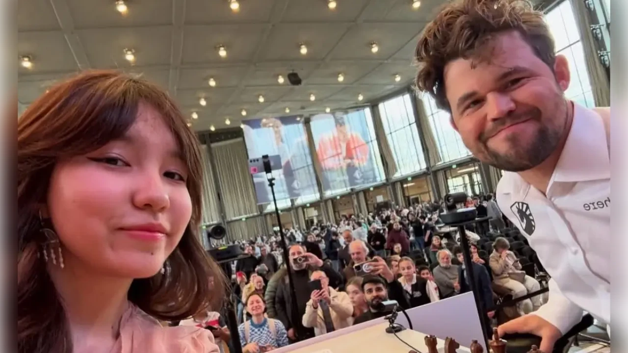 Селфиге түсті: Карлсен қазақ шахматшысының телефонын тартып алуды талап етті