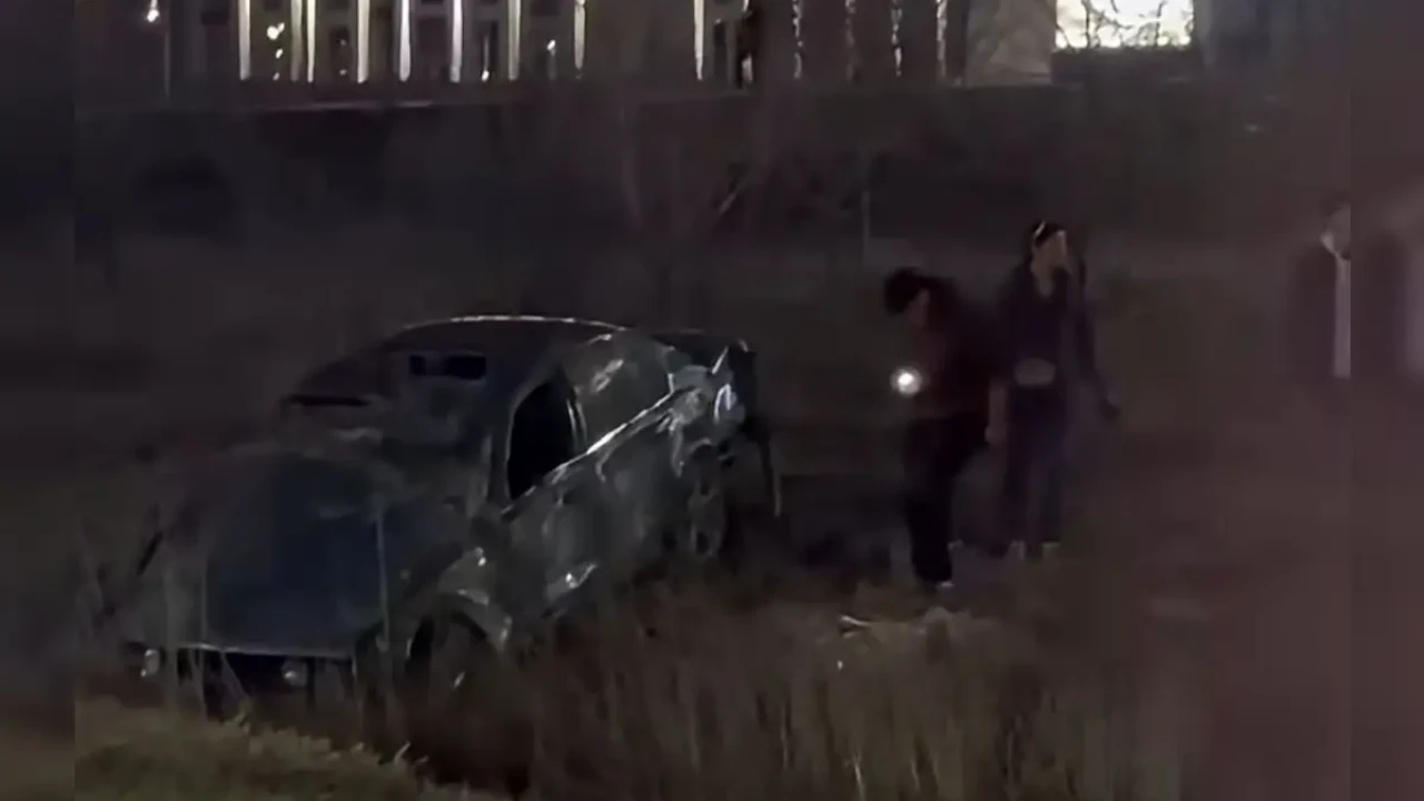 Қарағандыда түнгі жол апаты: Үш көлік соқтығысып, бес адам зардап шекті