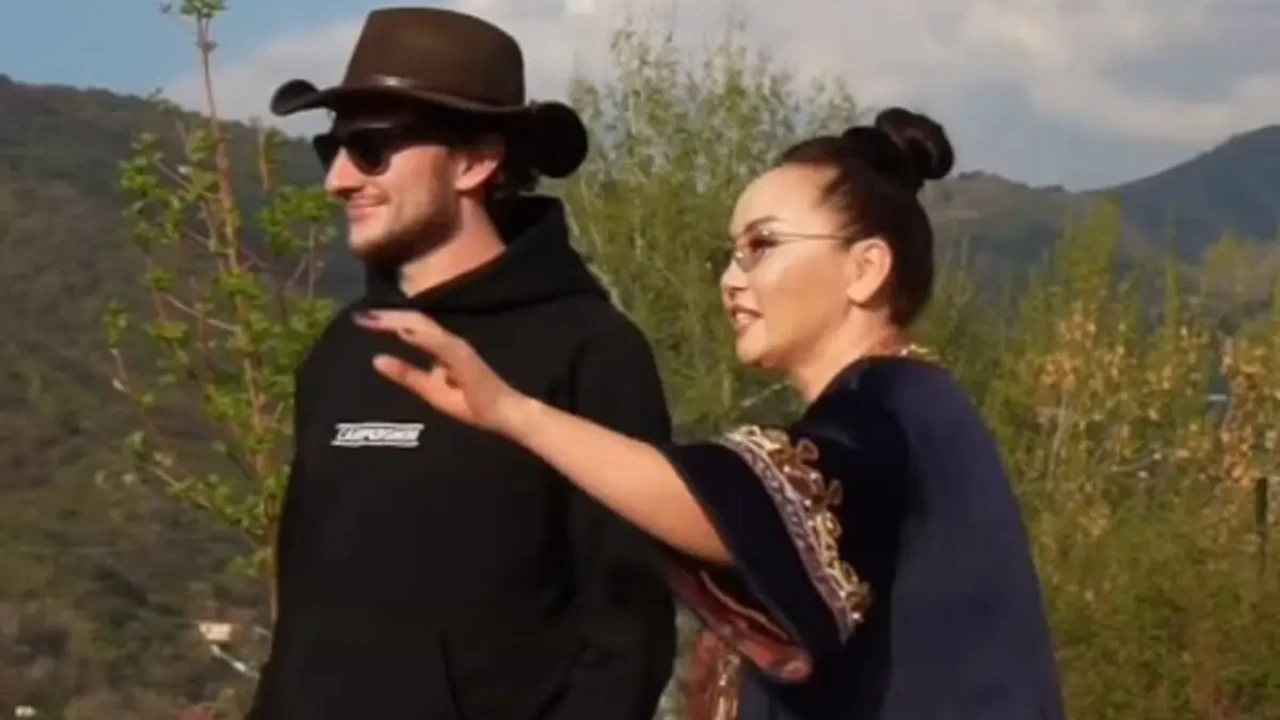 Америкалық блогер Баян Алагөзованың үйіне қонаққа барды (ВИДЕО)