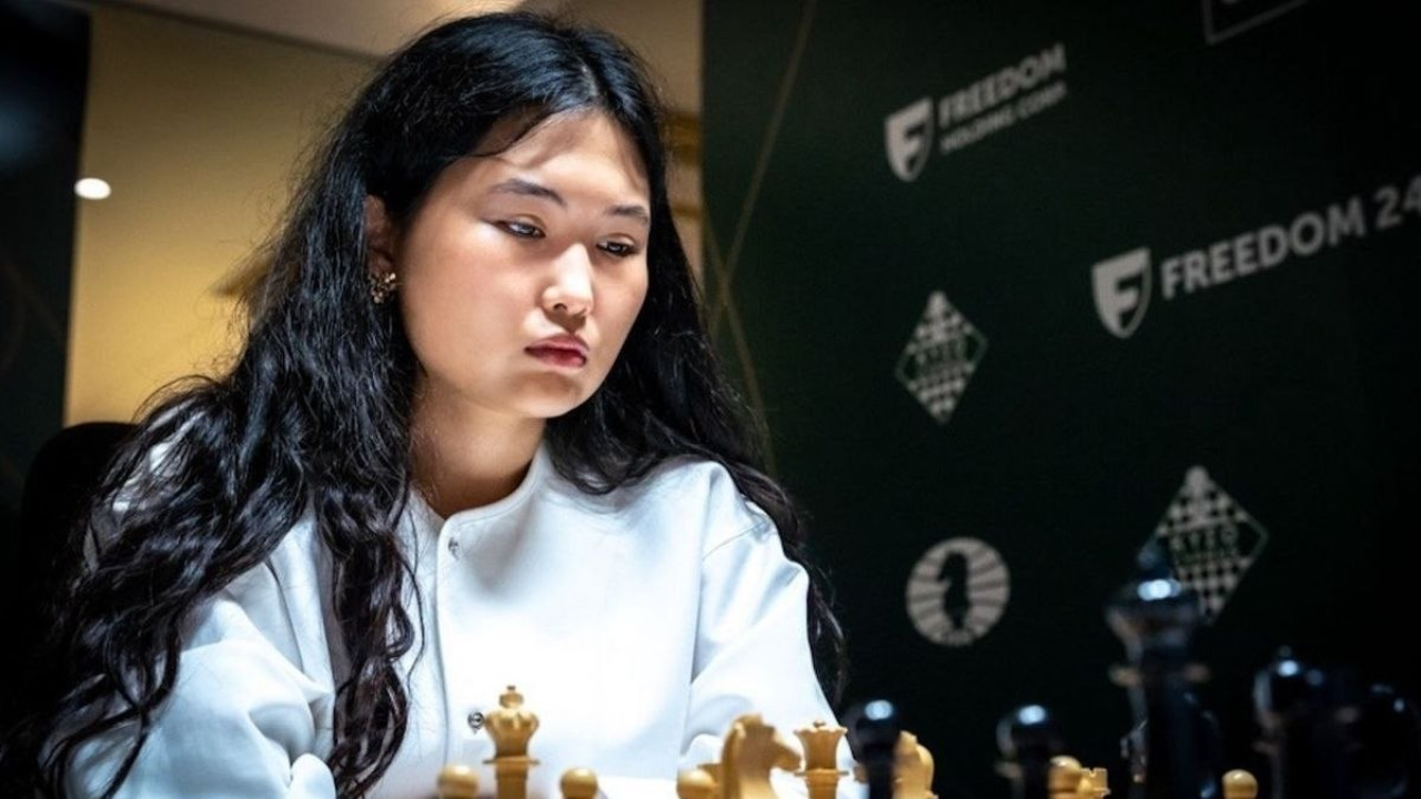 Бибисара Асаубаева и Вайшали Рамешбабу делят лидерство перед решающим туром