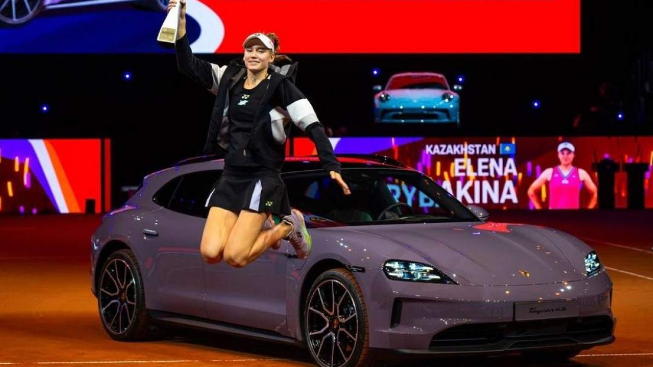 Рыбакина Porsche ұтып алған соң ғана жүргізуші куәлігін алғанын мойындады