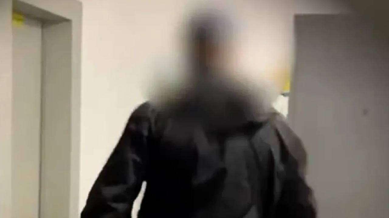 «Өмірім тозаққа айналды»: Павлодарда көршінің үстінен түскен шағымнан кейін ер адам пәтерден шығарылды